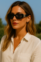Gabriela Navarro | Zwarte Luxe Rectangular Zonnebril met Gouden Details